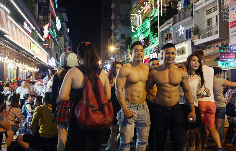 Trai 6 múi cởi trần ôm tự do đêm Noel ở phố Tây Sài Gòn